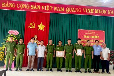 Công an tỉnh Kon Tum khen thưởng Công an xã Đăk Kôi có thành tích xuất sắc đột xuất hoàn thành việc cấp căn cước công dân 100% trên địa bàn xã